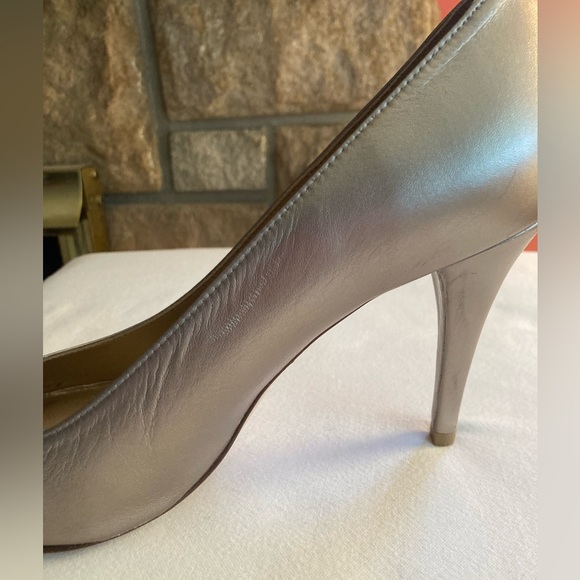 NWOT Stuart Weitzman metallic gold round toe heels sz 9M - Picture 12 of 12